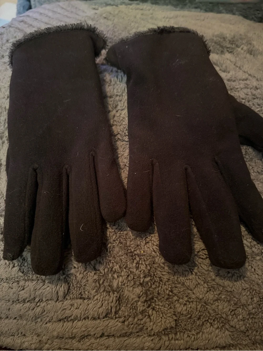 Black Fleece Gloves - Classic Winter Accessory